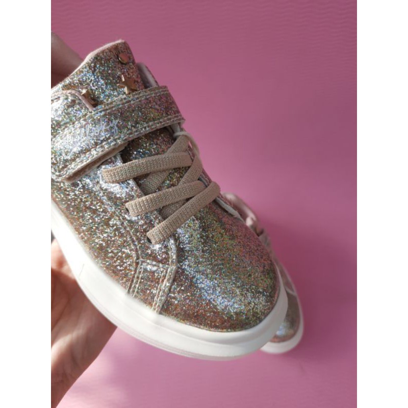 Giày xuất cho bé