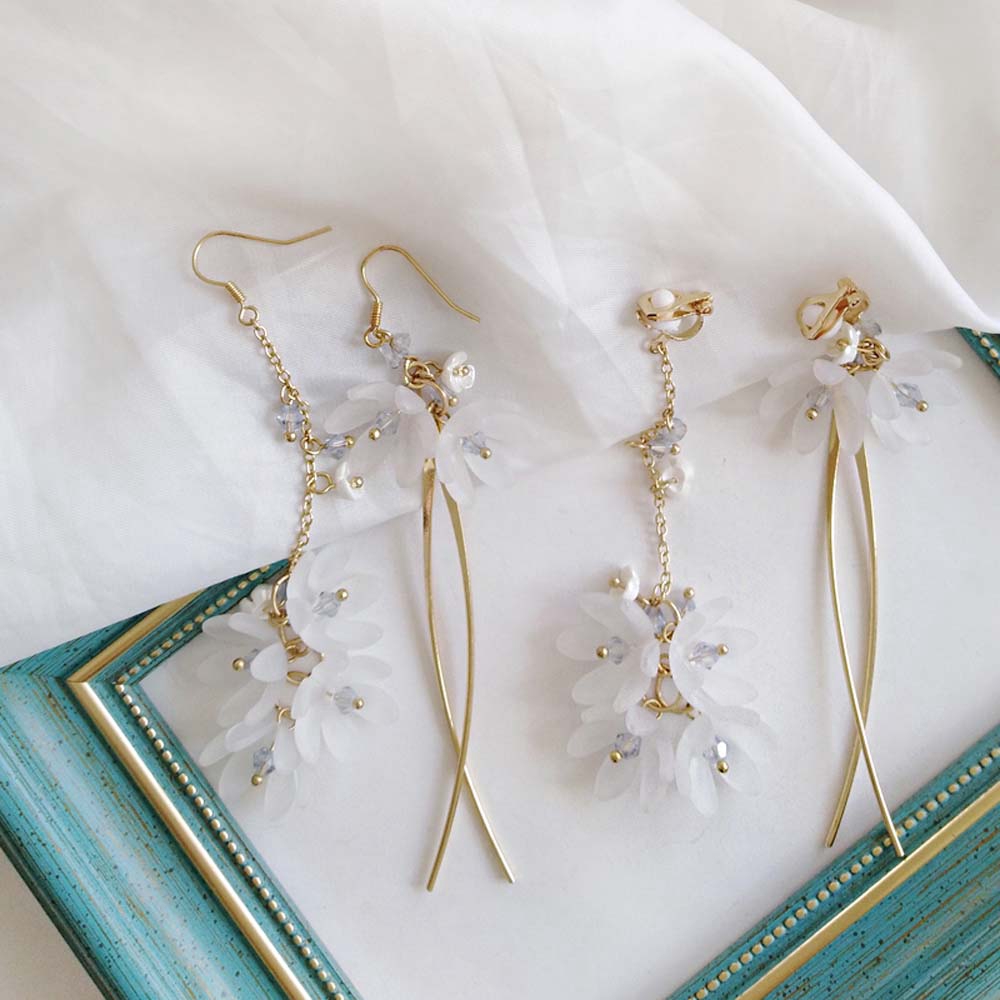 Bông tai hoa cánh đính đá sang trọng