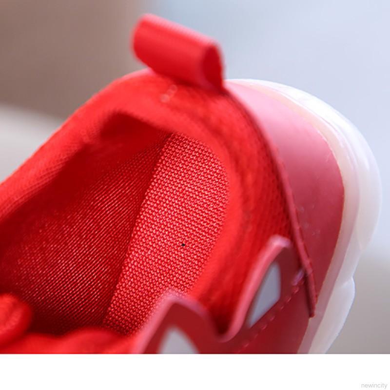 Giày thể thao có đèn LED phát sáng lấp lánh cho bé