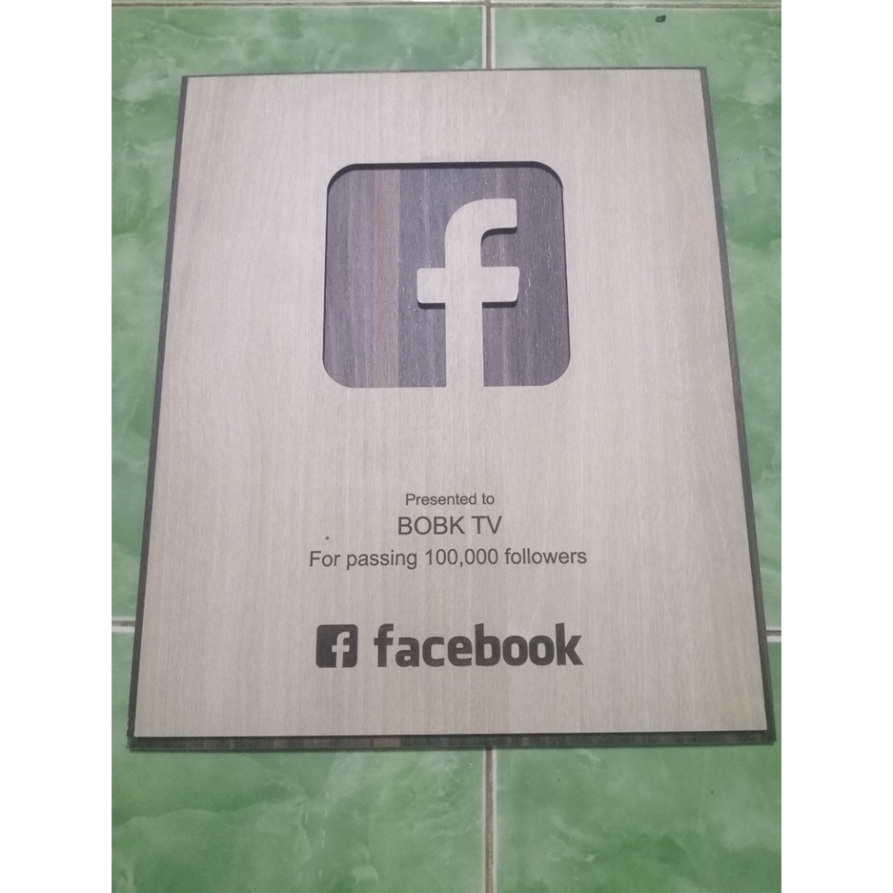 Nút tri ân trang facebook đạt 100.000 người theo dõi làm bằng gỗ khắc tên laser theo yêu cầu . Livestream , streamer