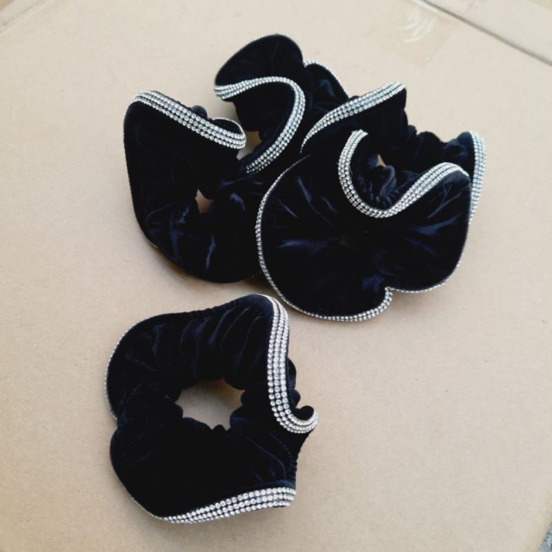 Cột tóc nhung đính soàn 3 hàng màu đen