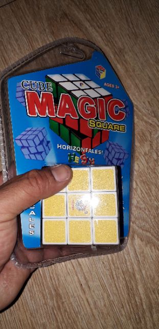 Một cái Rubik Magic_6 mặt loại tốt 3*3 bằng nhựa rất đẹp