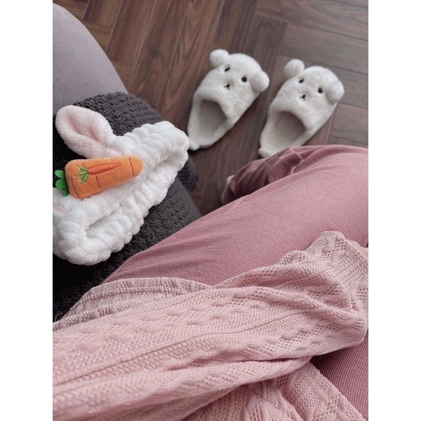 Set áo len và quần nhung màu hồng tôn da