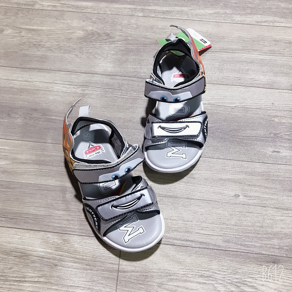 Giày sandal trẻ em M.C QU.EEN x DISNEY hai màu (xám/ đỏ) xuất dư xịn trong phim hoạt hình car có hình tia lửa