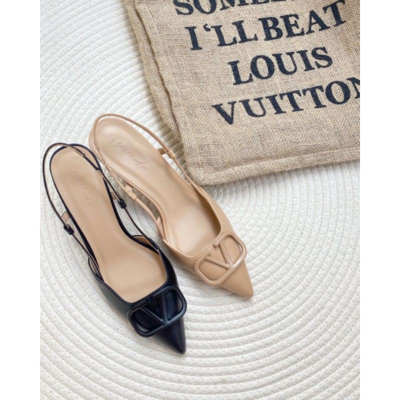 Giày slingback khóa V