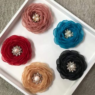 Hoa voan cài áo nhụy trai đính đá cao cấp