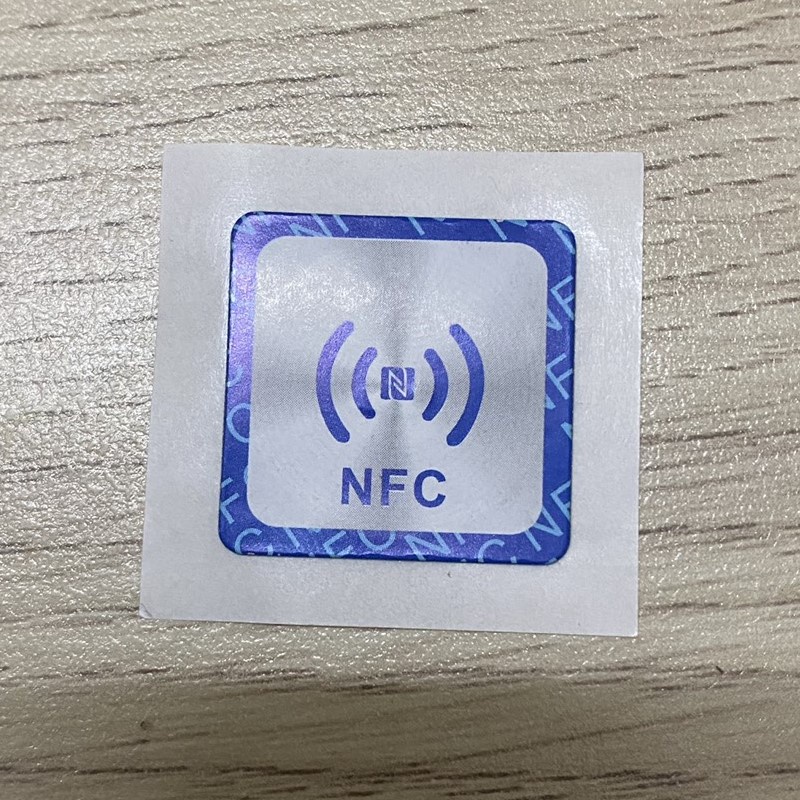 Thẻ thông tin cá nhân điện tử thông minh NFC Ntag213 chip dung lượng 180Byte có sẵn hình in và keo mặt sau để dán