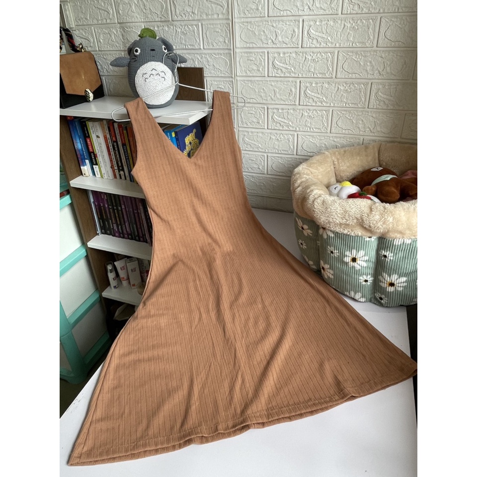 Đầm cổ xẻ V trước sau form chữ A xòe màu Nâu