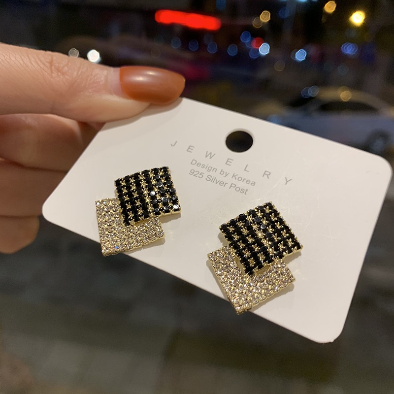 Bông Tai Đính Kim Cương Giả Màu Trắng Đen Phong Cách Hàn Quốc