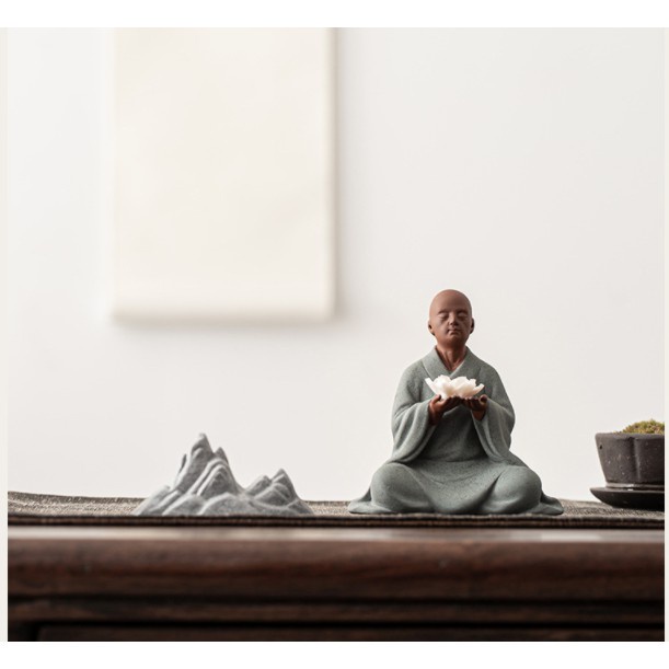 Tượng gốm tăng nhân ngồi thiền dâng hoa hướng phật- tượng gốm thiền tịnh