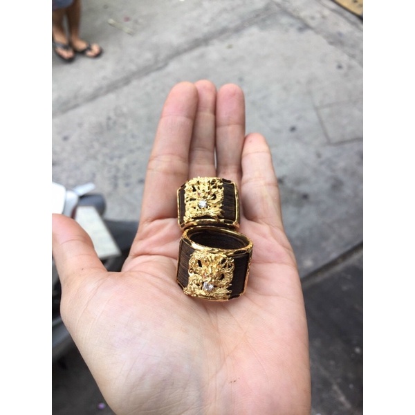 Nhẫn trầm hương sánh chìm.