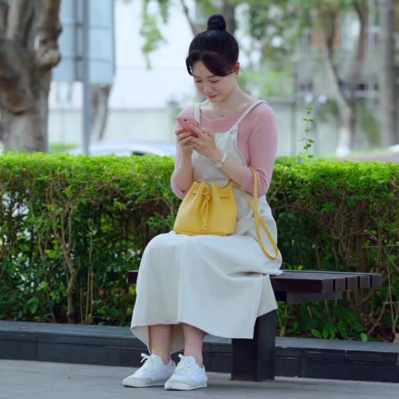 Túi Xách TỪ MỘNG KHIẾT Trong Phim Bí Mật Nơi Góc Tối