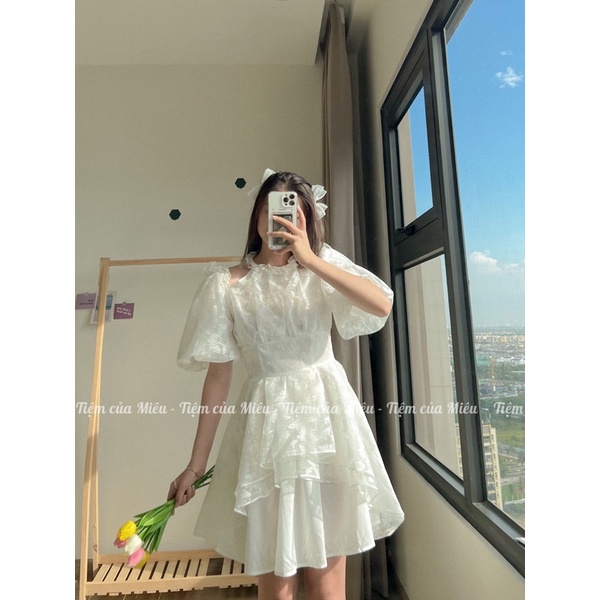 Váy cổ yếm tay bồng chân váy xẻ tầng