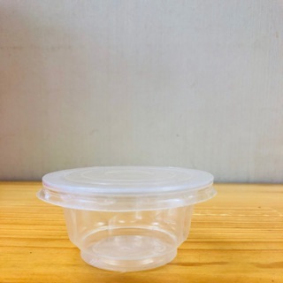 Ly nhựa chị Trần Uyên