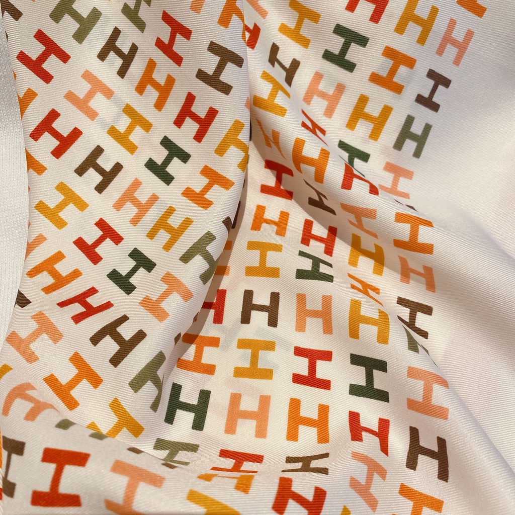 Khăn Choàng Vuông 90x90cm In Chữ Thời Trang Cho Nữ Giới