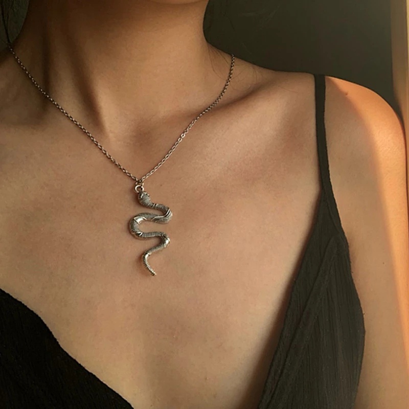 Dây chuyền mặt hình rắn dành cho bạn nữ