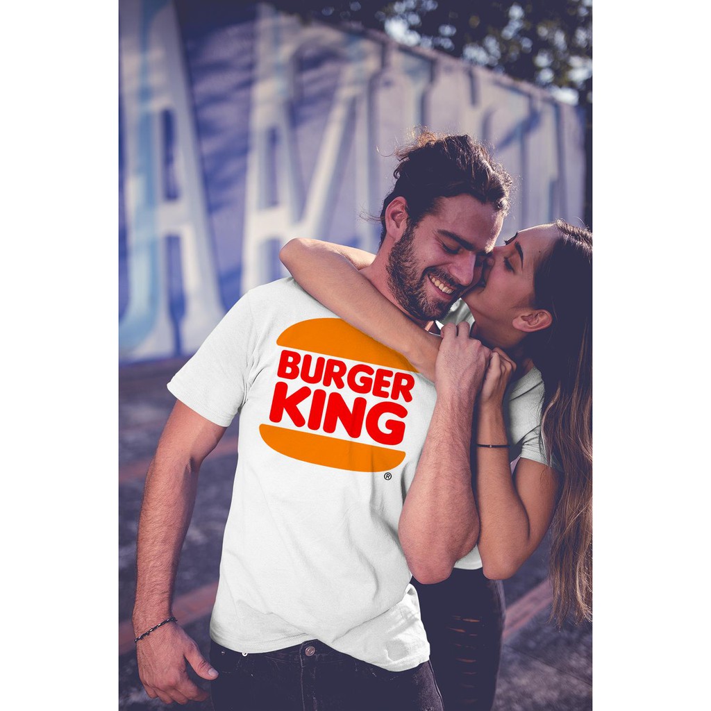 Áo thun in hình burger King màu đỏ và cam
