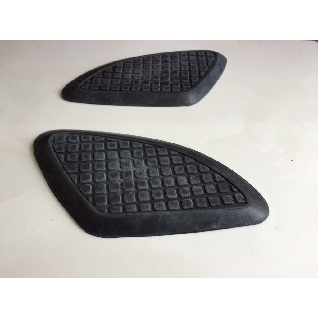 Honda 67-68-CL: 1 cặp  ốp cao su gắn bình xăng CL-68