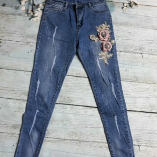 Quần jeans đính hoa nổi.