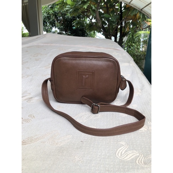 Túi có lỗi nhẹ rạn da dây quai. Khách vui lòng xem hình nếu muốn biết thêm thông tin sản phẩm mời khách vô chat. Thanks.