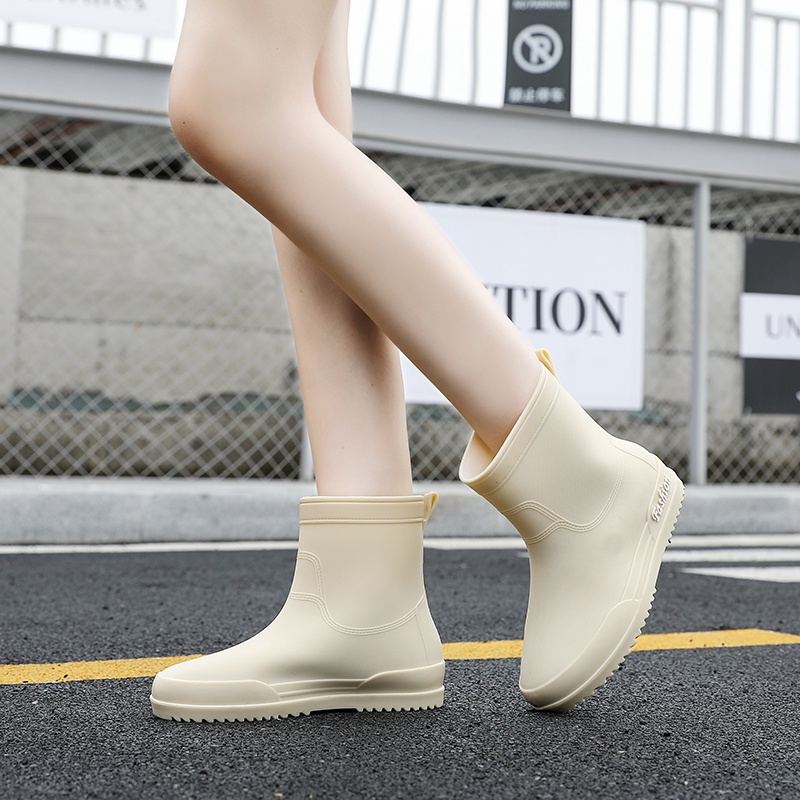 Ủng đi mưa bằng cao su chống nước thiết kế đơn giản dễ thương | BigBuy360 - bigbuy360.vn