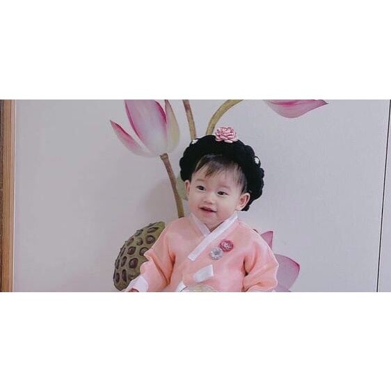 Mấn đeo cùng hanbok