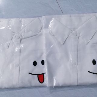 Áo sơ mi trắng in hình mặt cười
