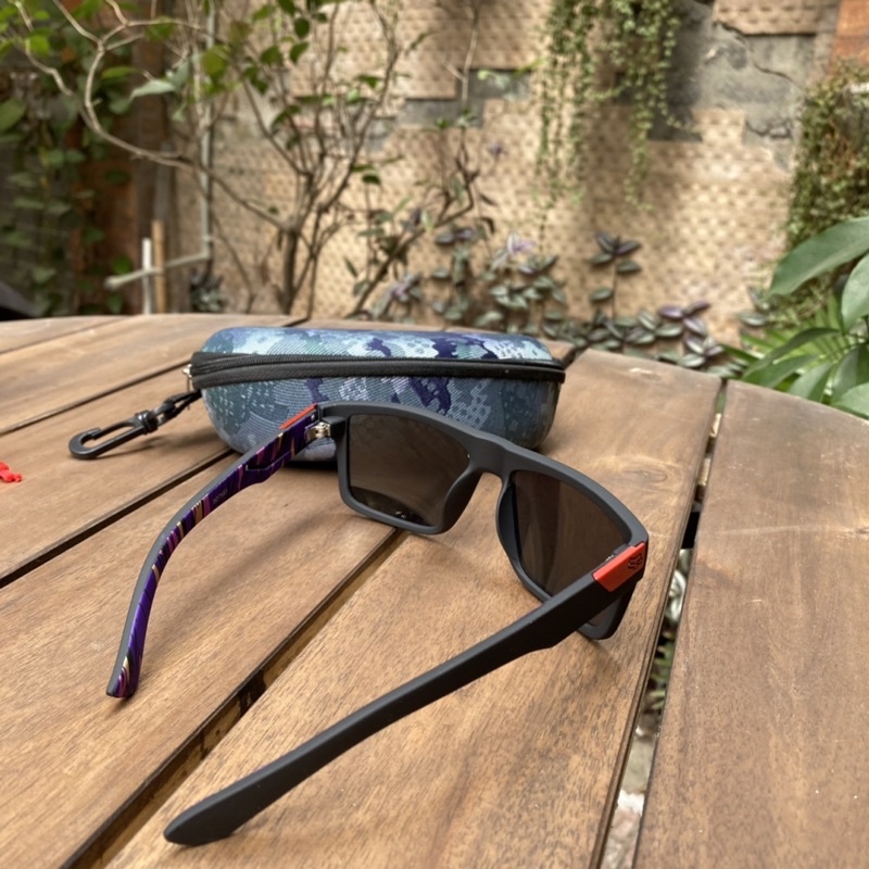 Kính FOX tặng hộp đựng kính móc treo