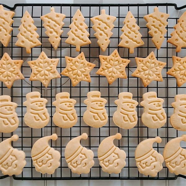 Set 4 khuôn bánh cookie nhựa hình cây thông Noel / người tuyết / ông già Noel / bông tuyết