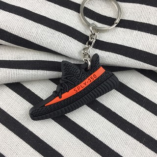 Móc khóa giày yeezy 350 v2 đen đỏ