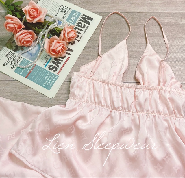 Bộ ngủ quần dài xẻ hông lụa gấm họa tiết LV | BigBuy360 - bigbuy360.vn