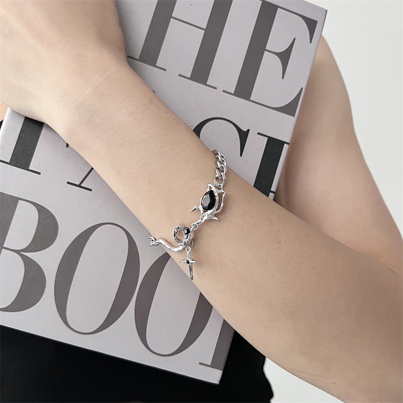 Vòng tay 19A1763 hoa hồng đen phong cách hip hop cá tính dễ phối đồ sang trọng cho cặp đôi