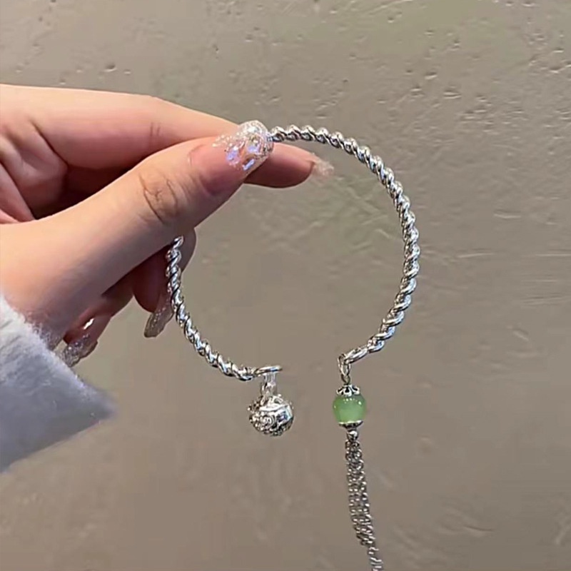 Vòng Tay Hở Khắc Họa Tiết Đính Chuông / Tua Rua Thời Trang Cho Nữ