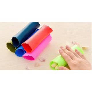 Dụng cụ bóc vỏ tỏi nhanh