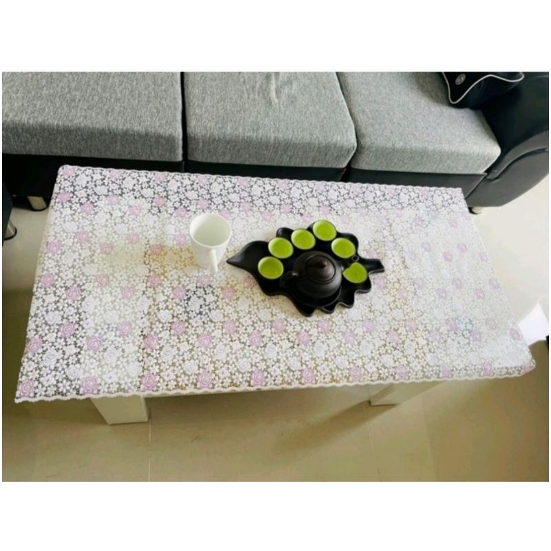 Khăn trải bàn vải ren hoa.