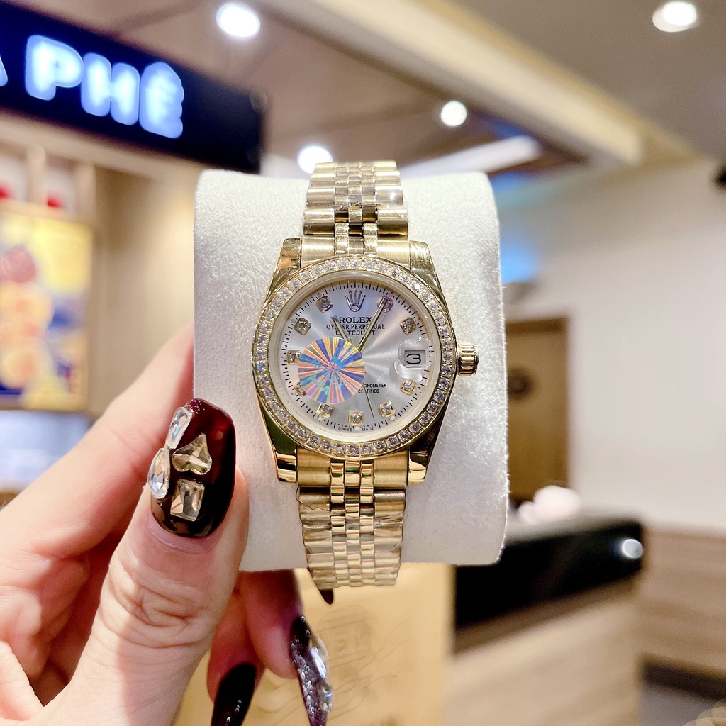Đồng hồ nữ nhãn hiệu ROLEX mà Ngọc trinh thường sử dụng mặt màu siêu hot 1 thời , cháy hàng đã lâu nay về lại ạ