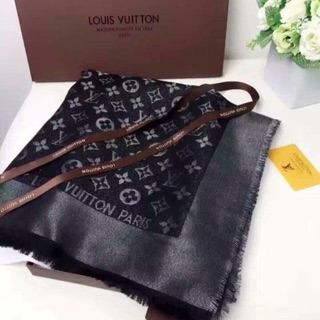Khăn Lv đen nhũ trắng full box 350k kemd bill và thẻ