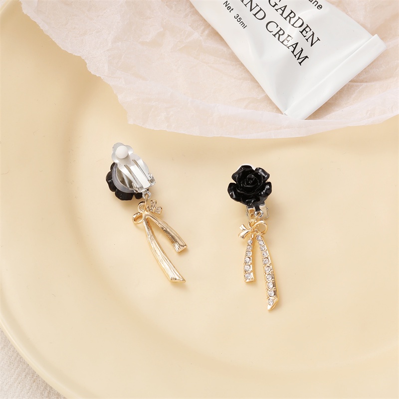 Khuyên tai kẹp không bấm lỗ chốt cố định K025 bằng hợp kim mạ bạc hình bông hoa kèm nơ đính đá dáng midi Leous