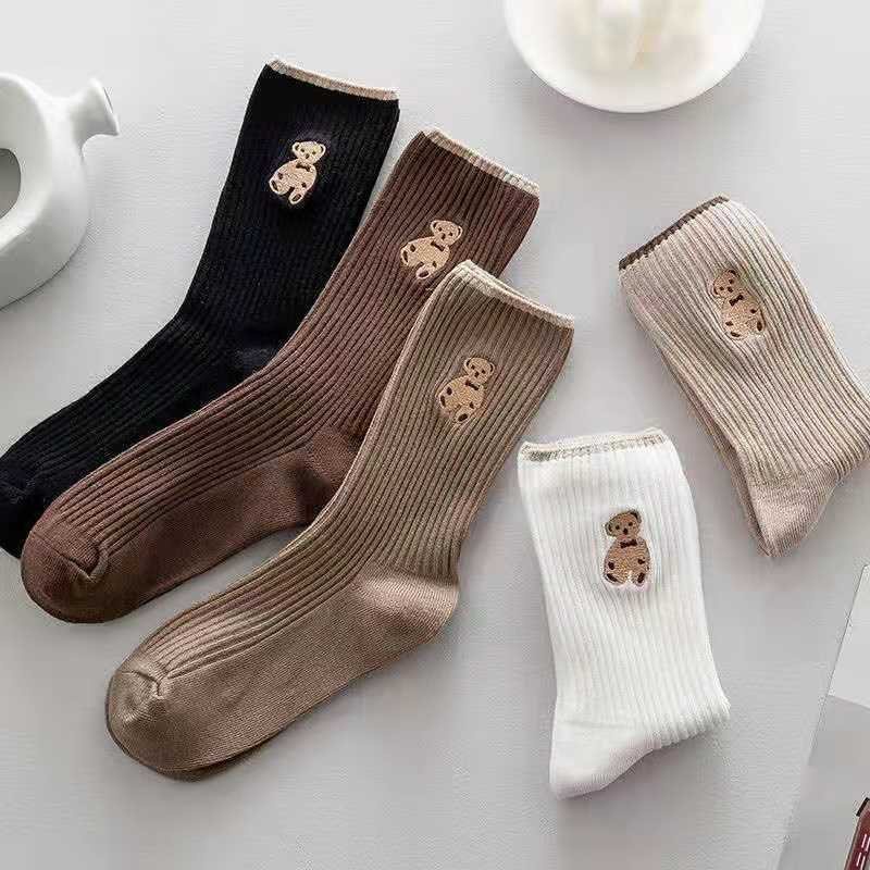 Đôi tất cổ cao thêu hình chú gấu hoạt hình dễ thương