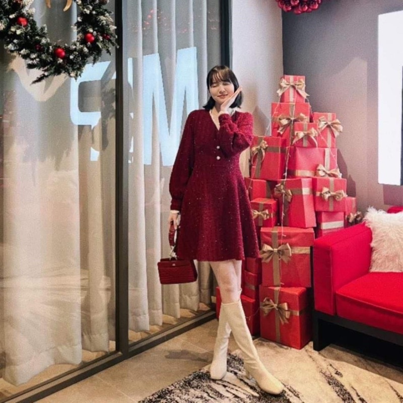 Váy dạ Tweed đỏ kim tuyến mùa lễ hội - Váy dạ kim tuyến đỏ cổ tim phối ren trắng | BigBuy360 - bigbuy360.vn