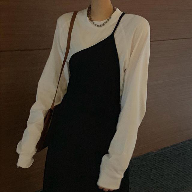 Bộ áo thun trắng tay dài và váy yếm hợp thời trang cho nữ