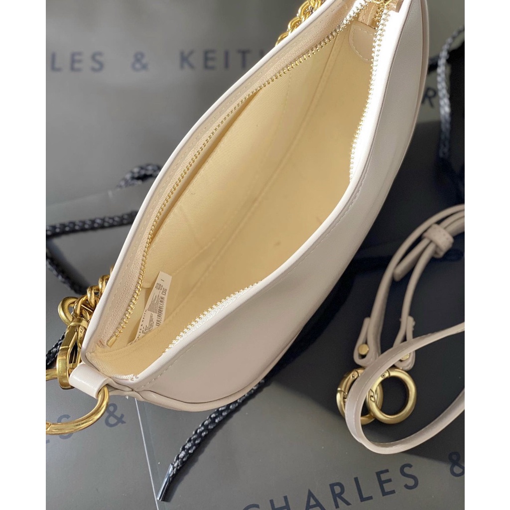 Túi xách đeo chéo đeo vai charles&amp;keith model CK2-80781582 màu kem phối dây xích cầm tay hoặc kẹp nách mẫu mới lên 2021