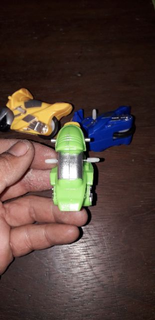 Một chiếc siêu xe mô tô chạy chớn bằng nhựa rất đẹp V12c