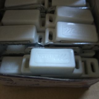Nam châm hít cửa tủ, trạn bếp