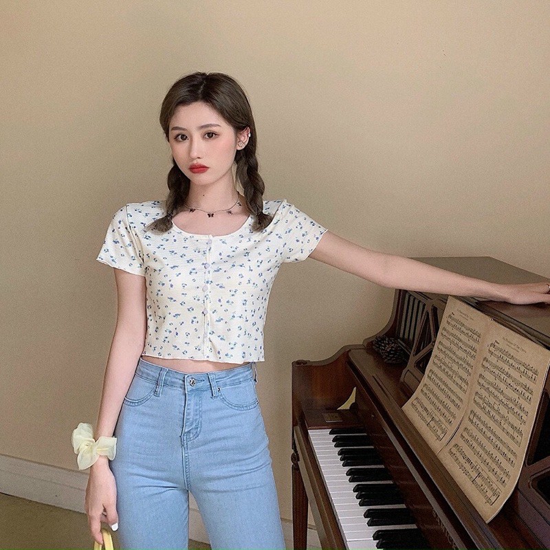 Áo croptop bông hoa nhí trắng, đính nút vẹt ngang🌼🌼mặc fom suông và ôm đều đẹp | BigBuy360 - bigbuy360.vn