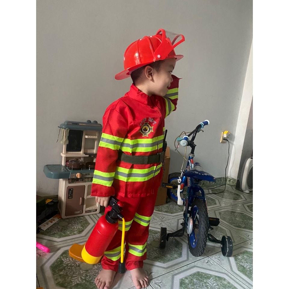 Trang phục cứu hỏa trẻ em kèm bình xịt