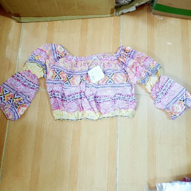 Áo croptop bẹt vai họa tiết thổ cẩm