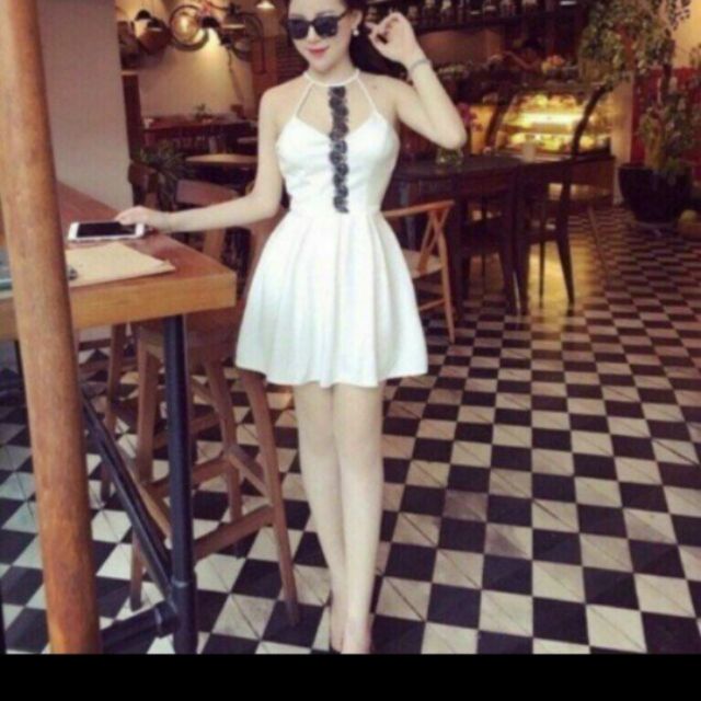 Đầm cổ yếm phối ren