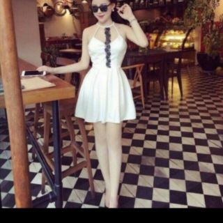 Đầm cổ yếm phối ren