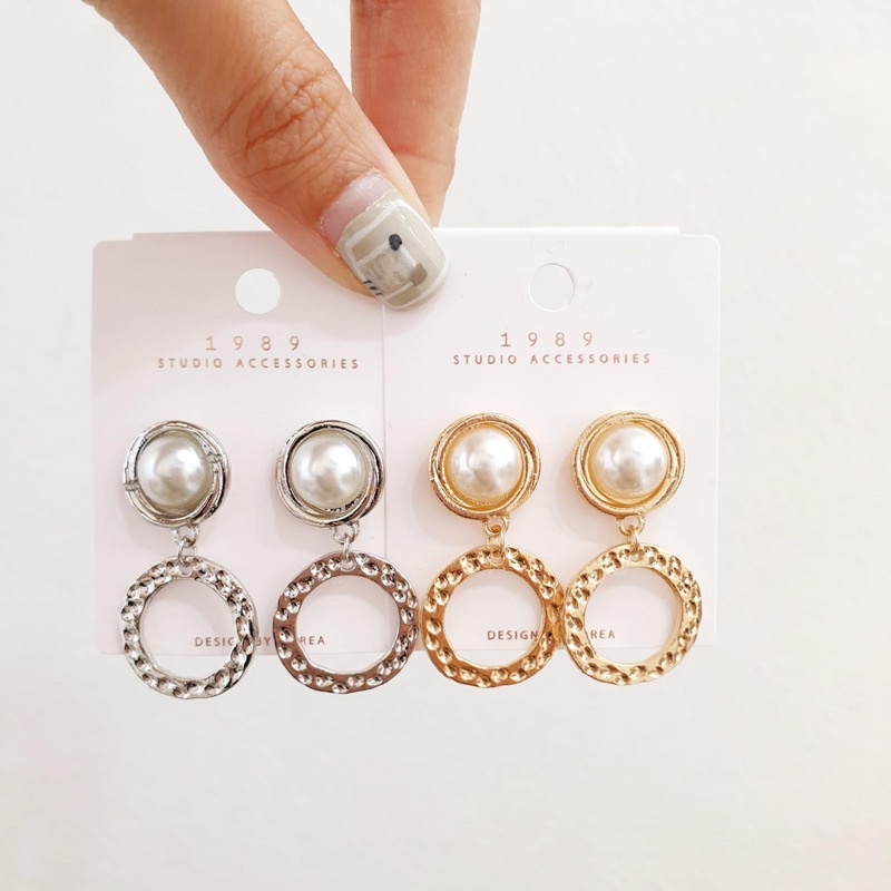 bông tai hạt châu nhân tạo và vòng tròn nhỏ xinh xắn